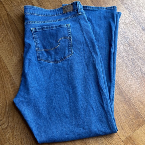 Levi’s Mid Rise Bootcut - Picture 2 of 10
